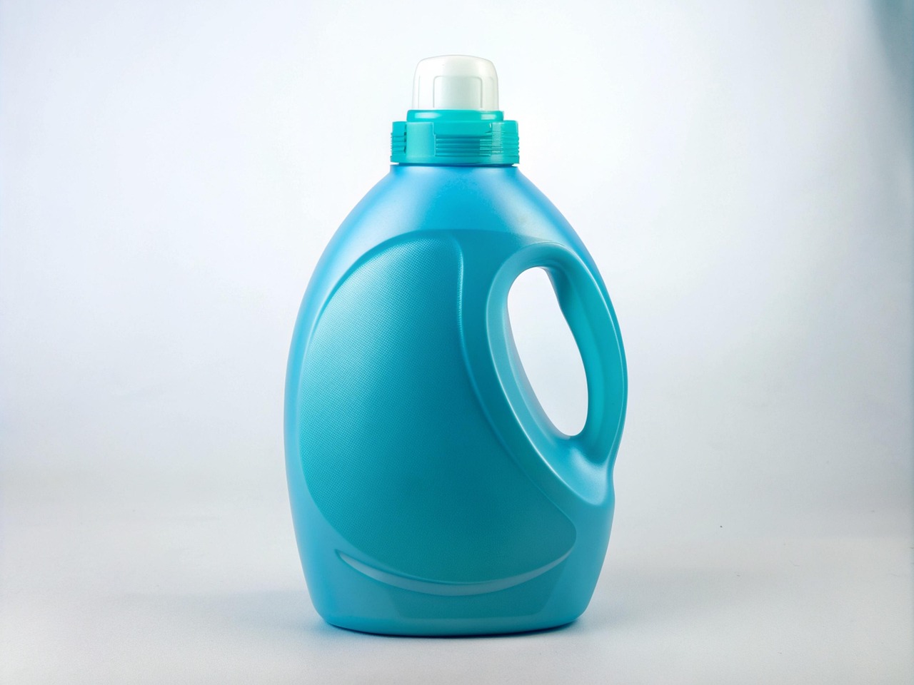 Compact pod kit devices in multiple colors for mainstream retail